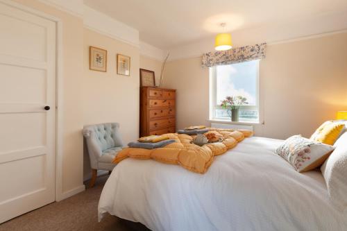um quarto com uma grande cama branca e uma janela em No 2 Sparham Hall em Necton