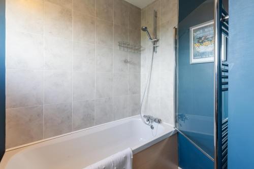 uma casa de banho com banheira e chuveiro em No 2 Sparham Hall em Necton