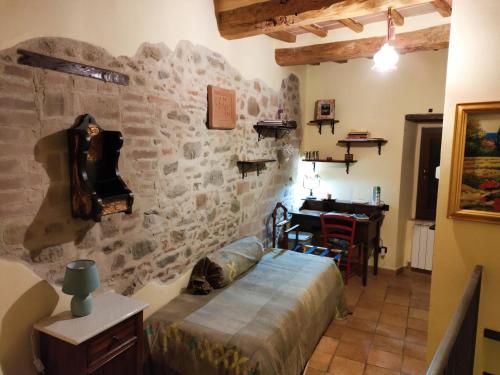 a bedroom with a bed and a desk in a room at La Casina nel Borgo in Perugia