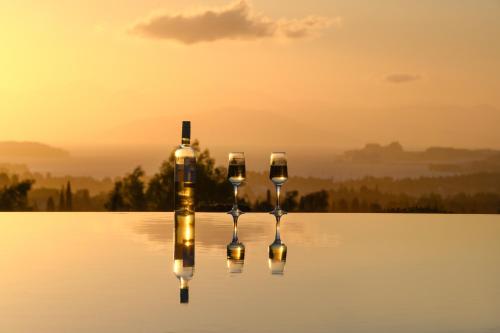 two wine glasses sitting in the middle of a body of water at Villa Verde in Pouládes