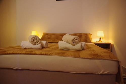1 dormitorio con 1 cama con toallas en Apartments Opsenica Barbat, en Barbat na Rabu