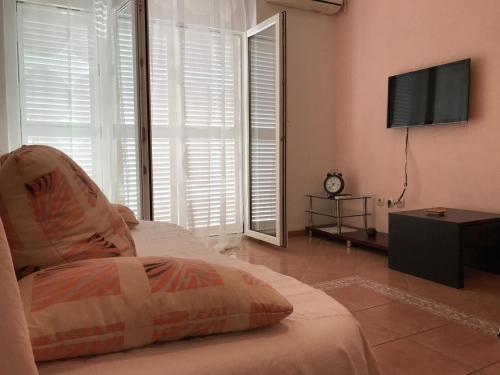 Poljica的住宿－Apartments Semafor，客厅配有床和平面电视