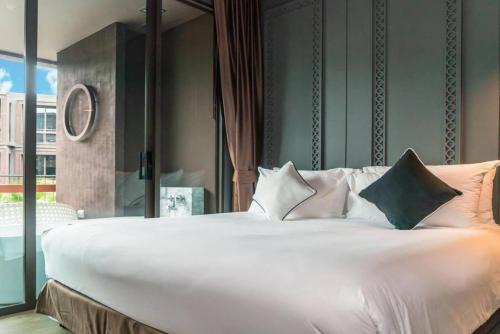 Postel nebo postele na pokoji v ubytování Luxury King Bed Apartment with Pool View and Sauna