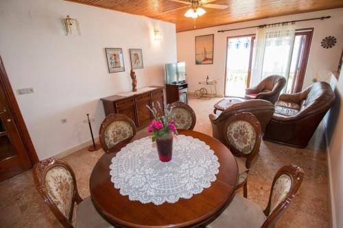 - une salle à manger avec une table et des chaises dans l'établissement Apartment in Pisak with sea view, balcony, air conditioning, WiFi 3340-3, à Pisak