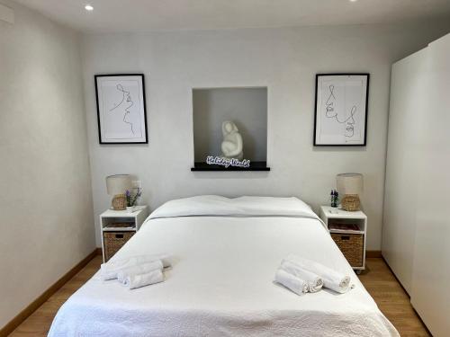 Un dormitorio con una cama con dos toallas encima. en House La Dedina by Holiday World, en Sori