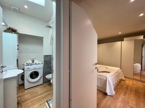 Un baño con lavadora y lavadora y secadora. en House La Dedina by Holiday World, en Sori