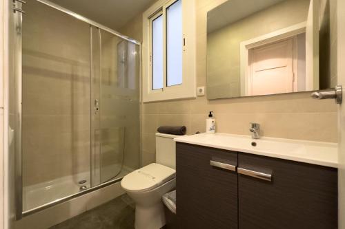 een badkamer met toilet, douche en wastafel bij ApartEasy - Gracia Apartments in Barcelona