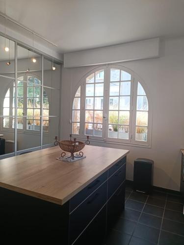 - une cuisine avec un comptoir en bois et 2 fenêtres dans l'établissement Ker Leo, à Saint-Cast-le-Guildo