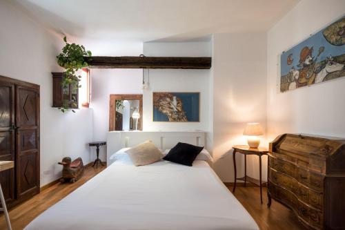 um quarto com uma grande cama branca num quarto em Domus De Gorga - Your Sardinian Apartment em Cagliari