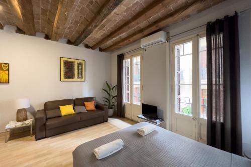 バルセロナにあるApartEasy - Gracia Apartmentsのソファ付きの広いリビングルーム