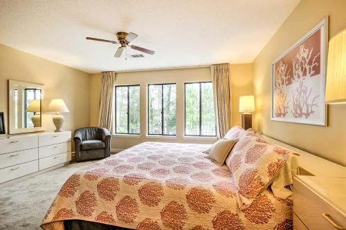 1 dormitorio con 1 cama, 1 silla y ventanas en Niceville Condo with Pool Access Less Than 8 Mi to Destin!, en Niceville