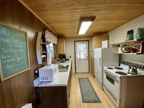 Kuchyň nebo kuchyňský kout v ubytování Mint Chip Cabin by Casago McCall - Donerightmanagement