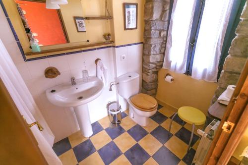y baño con lavabo, aseo y espejo. en 6 bedrooms house with enclosed garden and wifi at Albella, en Albella