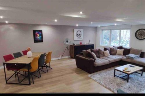 ein Wohnzimmer mit einem Sofa und einem Tisch in der Unterkunft Très belle appartement plein centre ville in Tourcoing