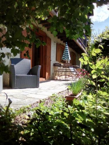 une terrasse avec des chaises et un arbre de Noël. dans l'établissement 