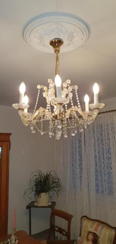 a chandelier hanging from a ceiling in a room at Wohnung in Zentrumsnähe beim Hauptbahnhof (100 m2) in Vienna