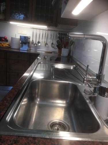 una cocina con fregadero de acero inoxidable en Holiday home Sandra, en Korčula