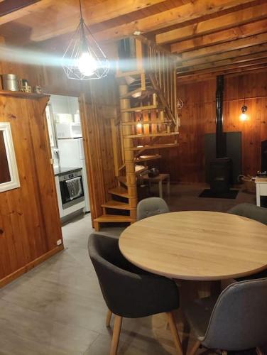 une salle à manger avec une table et des chaises en bois dans l'établissement Chalet accueillant et familial, à Saint-Martin-Vésubie