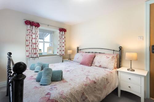 Кровать или кровати в номере Pinewood Cottage - Newby Bridge