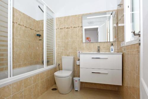 a bathroom with a toilet and a sink at Casa Diamante in Tijarafe