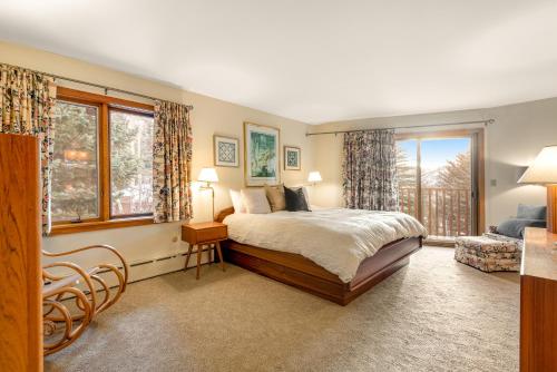 1 dormitorio con cama y ventana grande en Cascade Village Area 5 bed 4 bath, Walk to lift!, en Vail