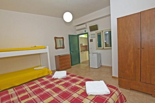 Dormitorio pequeño con cama y vestidor en Case Vacanze " Mare Grande" Tropea, en Tropea
