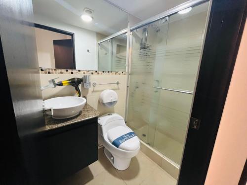 y baño con aseo, lavabo y ducha. en Luxury Suite, en Guayaquil