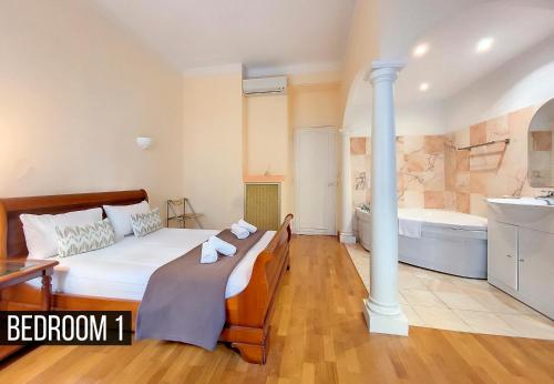 - une chambre avec un lit, une baignoire et un lavabo dans l'établissement Nestor&Jeeves - MEYERBEER - Central - Very close sea, à Nice