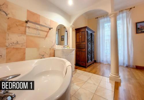 La grande salle de bains est pourvue d'une baignoire et d'un lavabo. dans l'établissement Nestor&Jeeves - MEYERBEER - Central - Very close sea, à Nice