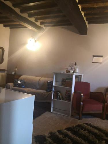 a living room with a couch and a table at Affittacamere Serenità in Umbertide