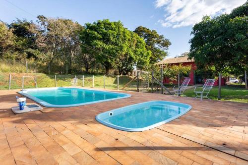 Bazén v ubytování Sítio da Tia Lucia Perto da Montanha nebo v jeho okolí