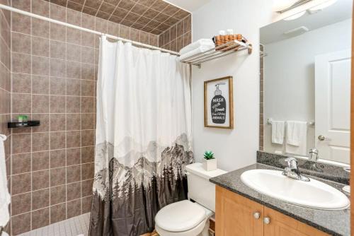 ein Bad mit einem WC und einem Waschbecken in der Unterkunft The Parker House Gorgeous Light and Spacious Chalet 86100 in Blue Mountains