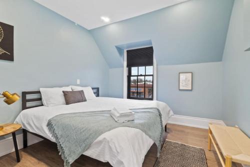 Un dormitorio con una cama grande y una ventana en Bright and Spacious Condo in Downtown Collingwood 97043, en Collingwood