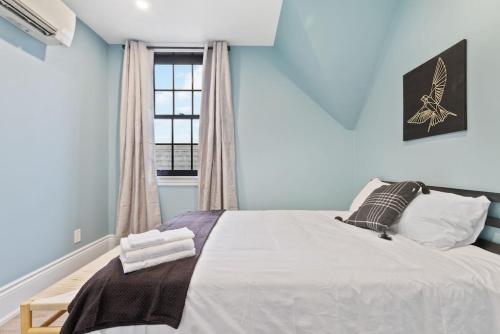 Un pat sau paturi într-o cameră la Luxury Contemporary Condo in Downtown Collingwood 97044
