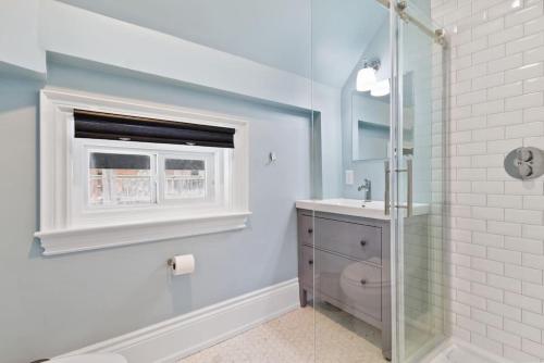 Koupelna v ubytování Luxury Contemporary Condo in Downtown Collingwood 97044