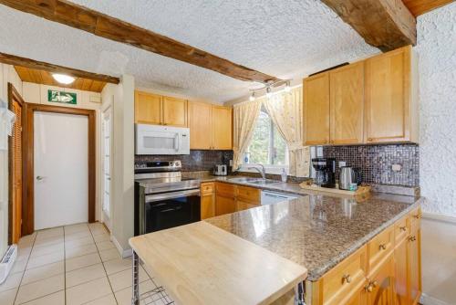 Charming 6 Bedroom Chalet with Hot Tub