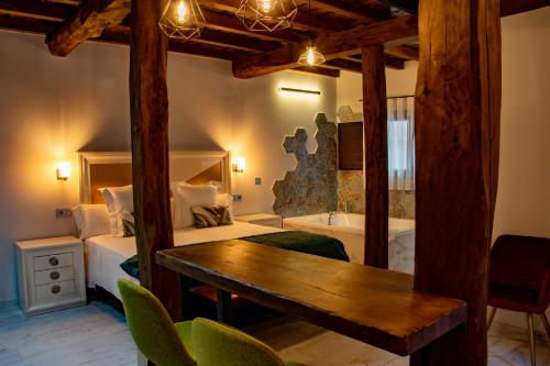 エルバスにあるApartamentos Caño las Parrasのベッドルーム1室(ベッド2台、テーブル、椅子付)