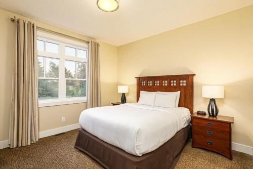 a bedroom with a large bed and a window at Blue Mountain Retreat at Rivergrass in Blue Mountains