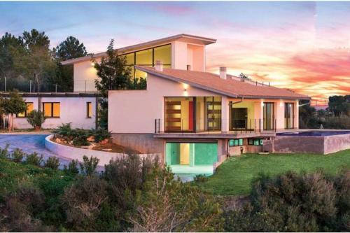 a house with a pool in front of it at Villa bonita con vistas espectaculares, perfecto para familias in Palma de Mallorca