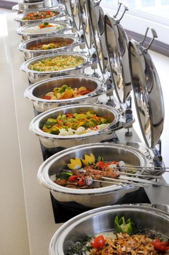 マナーマにあるAl Safir Hotelのさまざまな種類の食べ物が並んだトレイ