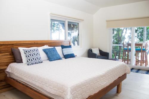 Postel nebo postele na pokoji v ubytování Casa Amaroo - Villa at Luna Beach Roatan