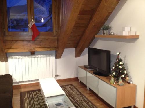 TV a/nebo společenská místnost v ubytování Coqueto ático en Sallent de Gállego