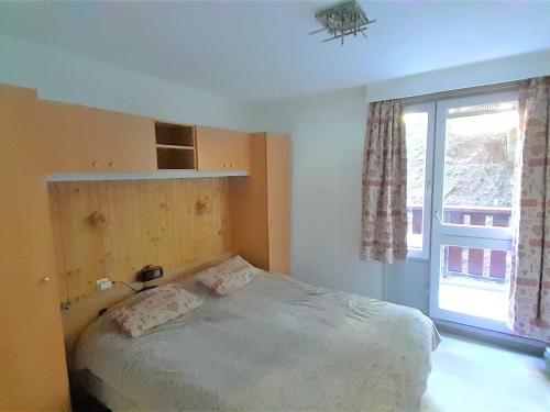 เตียงในห้องที่ Appartement La Clusaz, 3 pièces, 8 personnes - FR-1-459-14