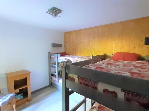 - une chambre avec 2 lits superposés et un lit d'une superficie de 2 m2 dans l'établissement Appartement cosy 8 pers. à La Clusaz, proche piscine et centre, idéal familles. - FR-1-459-14, à La Clusaz