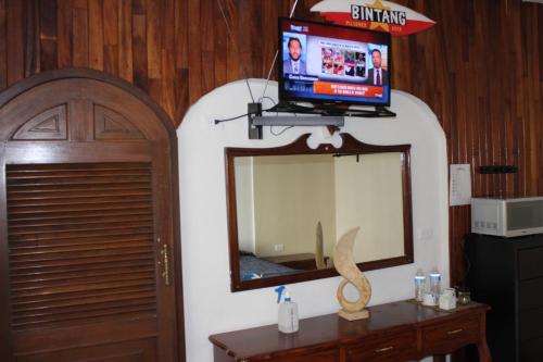 a bathroom with a mirror and a tv on top of it at Habitacion 2 acceso independiente y autonomo Puebla in Puebla