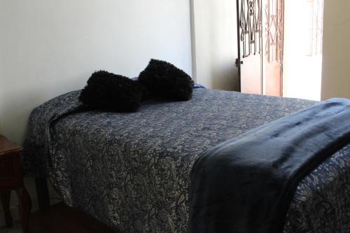 En eller flere senge i et værelse på Habitacion 2 acceso independiente y autonomo Puebla