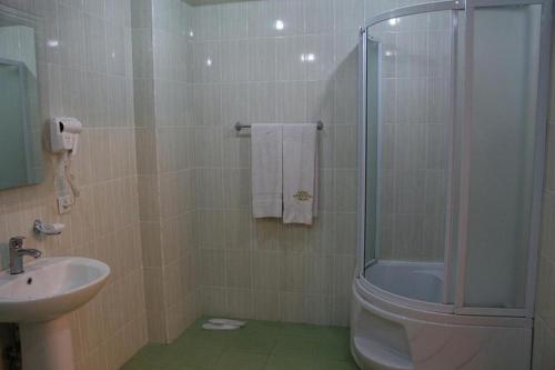 Nur Hotel في يريفان: حمام مع دش ومغسلة