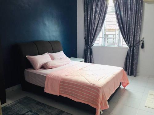 Katil atau katil-katil dalam bilik di Coffee Aroma Homestay at Teratak Noura 5BR Corner