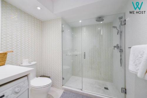 ein Bad mit einem WC und einer Glasdusche in der Unterkunft Wonderful Condo in Brickell With Pool and Gym in Miami