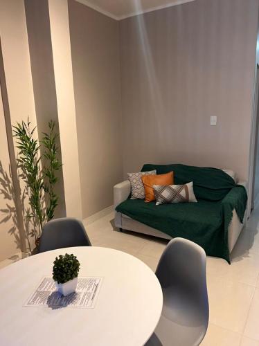 salon ze stołem i kanapą w obiekcie Apartamento/Studio encantador no Posto 6 em Copa. w mieście Rio de Janeiro